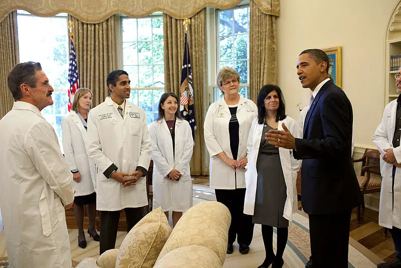 Doctors visit with Barack Obama. Do they really take enough nutrition courses in America? The data suggests that they do not. 