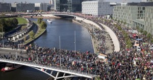 A protest of the TTIP in Berlin drew hundreds of thousands of people. PHOTO: EFE/EPA/KAY NIETFELD