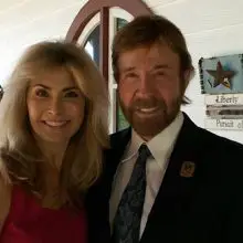 “I saw death in her eyes” – Chuck Norris Warns about A Common Medical Procedure That Almost Killed His Wife (Millions of Americans Undergo It Every Year…)
