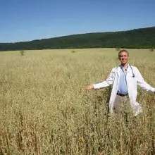 Doctor Sells His Practice in New York, Buys Organic Farm & Begins Treating Patients Himself