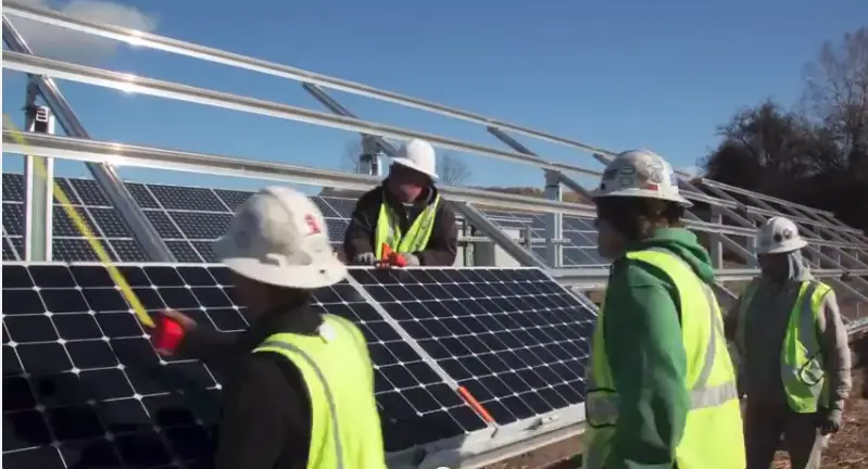 A Vermont-based solar panel project. PHOTO/Screen capture from suncommon's YouTube channel, click the picture to see more . 